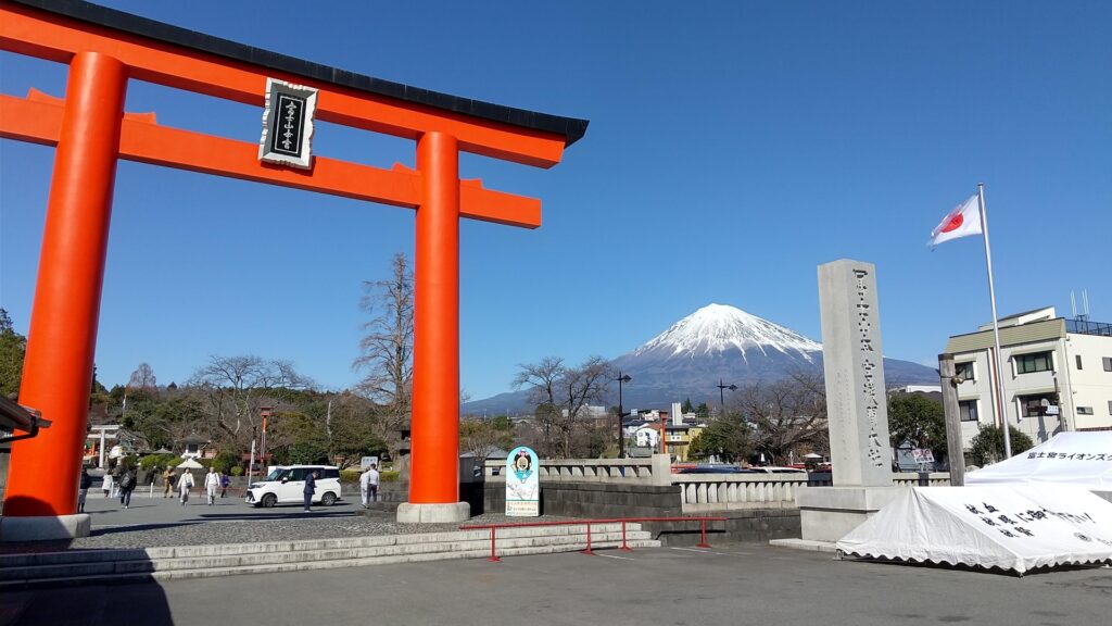 富士宮浅間大社の鳥居と富士山